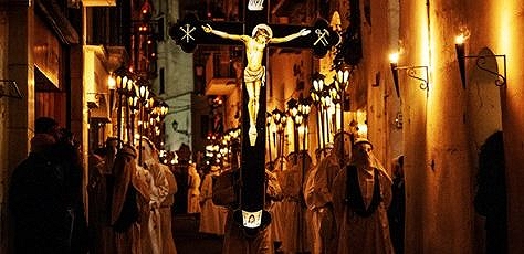 la-processione-del-cristo-morto-ad-amalfi-tra-fed-131063